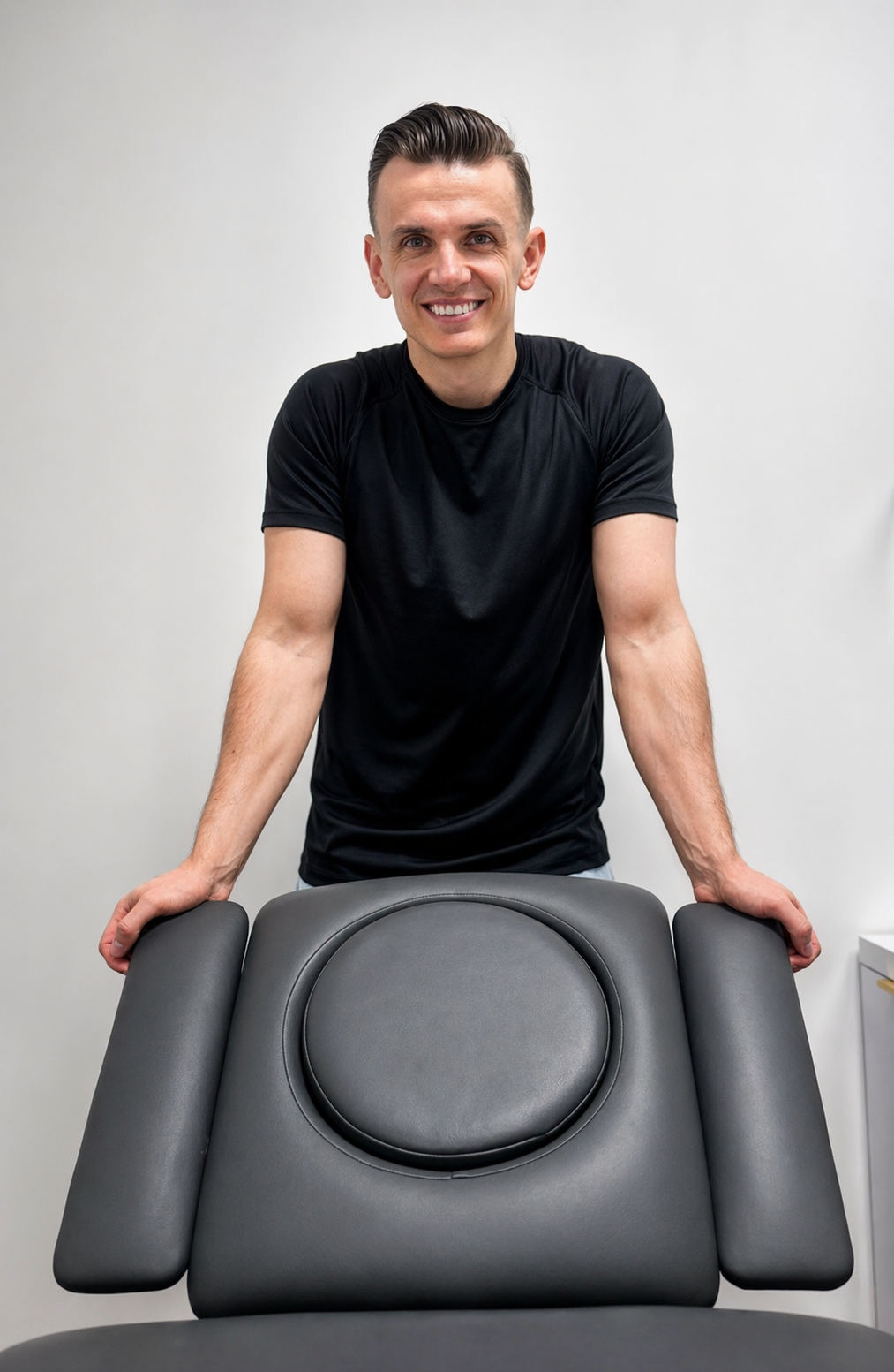 Łukasz Wysocki ze szkieletem anatomicznym